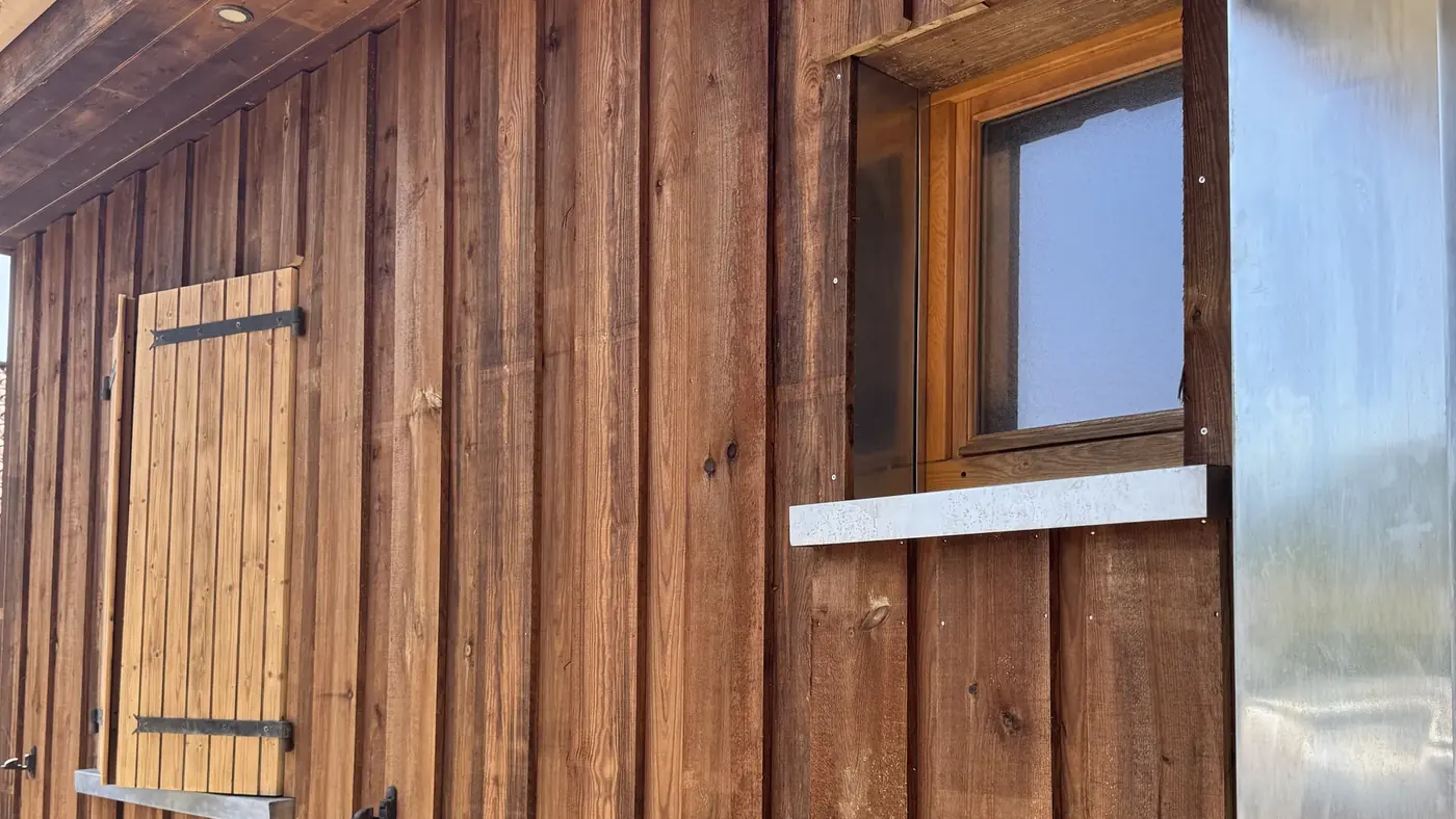 Façade en bardage bois grand couvre-joint en pin réalisée par TBZ dans les Landes