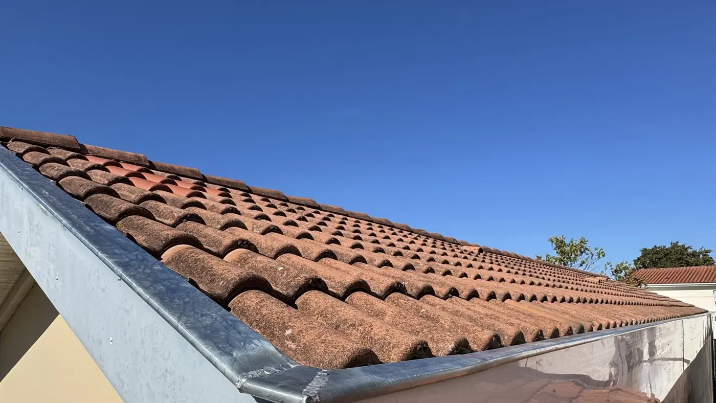 Gouttière et couvertine zinc posées par TBZ, artisan zingueur dans les Landes