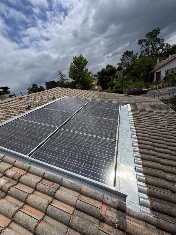Étanchéité et solins zinc autour de panneaux solaires posés par TBZ — réalisation TBZ, Landes (40)