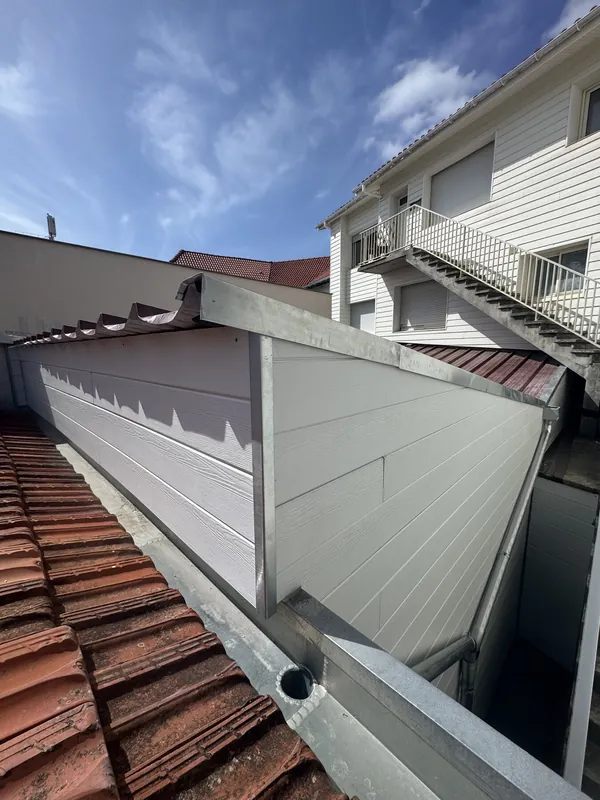 Bardage fibrociment et tôle bac acier avec chéneaux, rives et descente zinc par TBZ — réalisation TBZ, Landes (40)