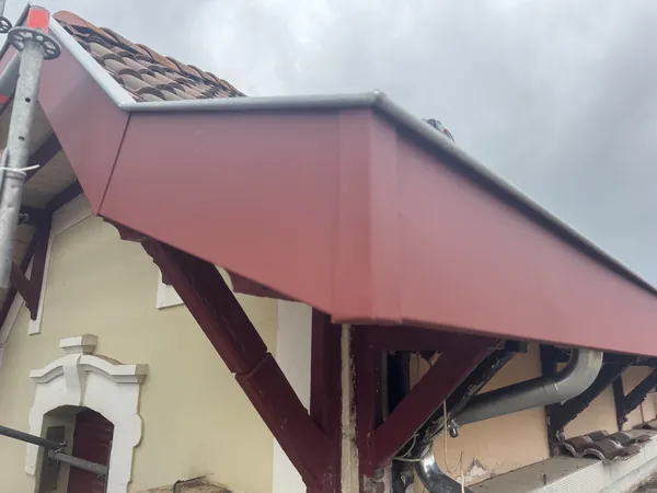 Détail d’angles de bandeaux aluminium Prefa rouge par TBZ — réalisation TBZ, Landes (40)