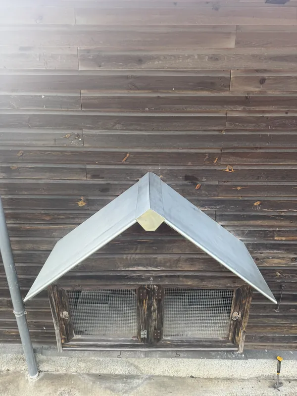 Toit de volière en zinc soudé réalisé par TBZ — réalisation TBZ, Landes (40)