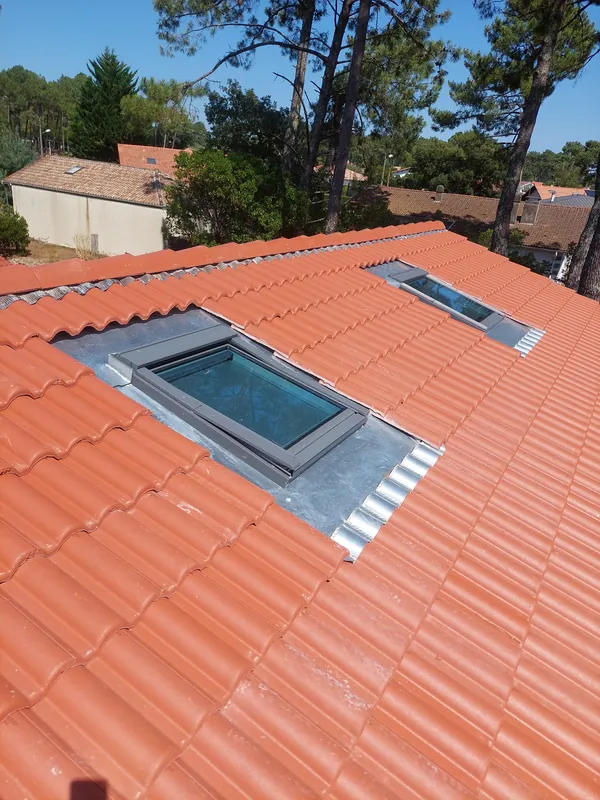Pose d’une fenêtre de toit Velux avec entourage zinc par TBZ — réalisation TBZ, Landes (40)