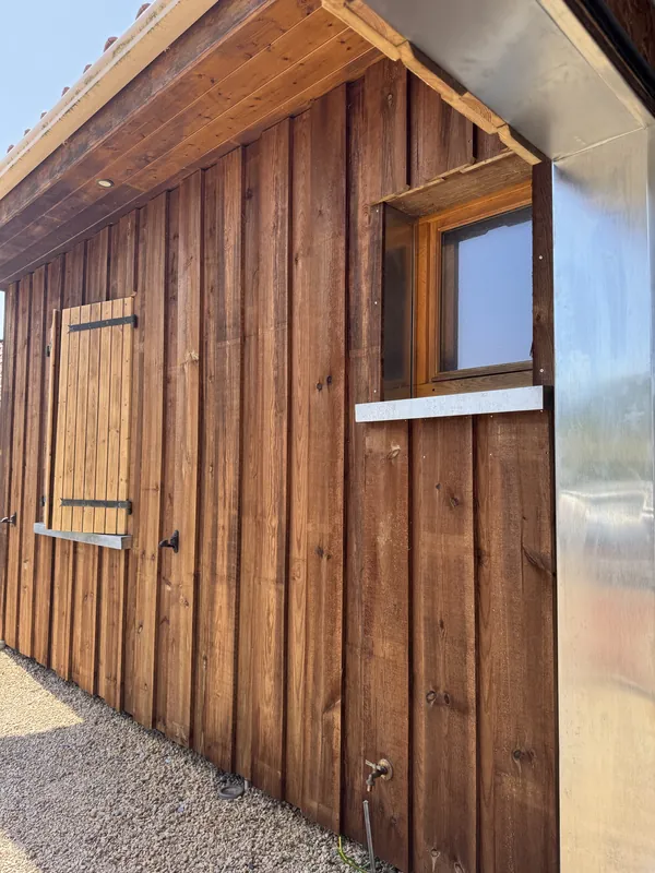 Bardage bois en pin avec grand couvre-joint réalisé par TBZ — réalisation TBZ, Landes (40)