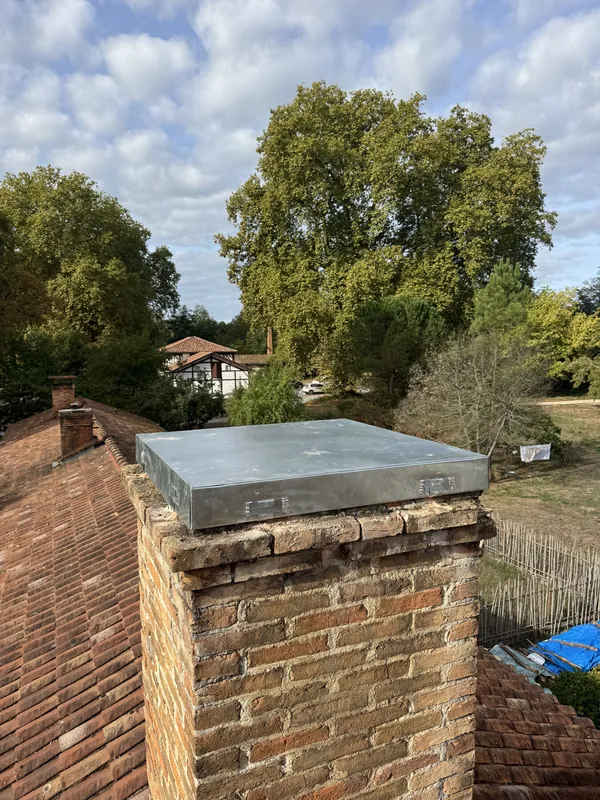 Chapeau de cheminée en zinc — réalisation TBZ dans les Landes (40)